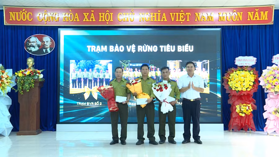 khen-thuong-cac-tram-bao-ve-rung-tieu-bieu.jpg