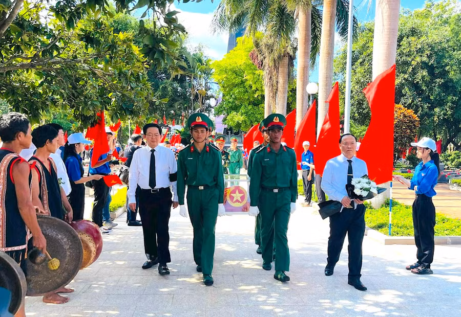 le-vieng-truy-dieu-va-an-tang-18-hai-cot-liet-si-quan-tinh-nguyen-va-chuyen-gia-viet-nam-hy-sinh-trong-cac-thoi-ky-chien-tranh-o-campuchia.jpg