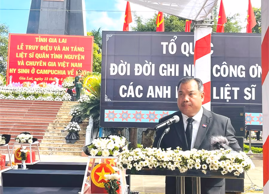 ngai-sor-soputra-tinh-truong-tinh-stung-treng-bay-to-long-biet-on-sau-sac-doi-voi-cac-anh-hung-liet-si.jpg