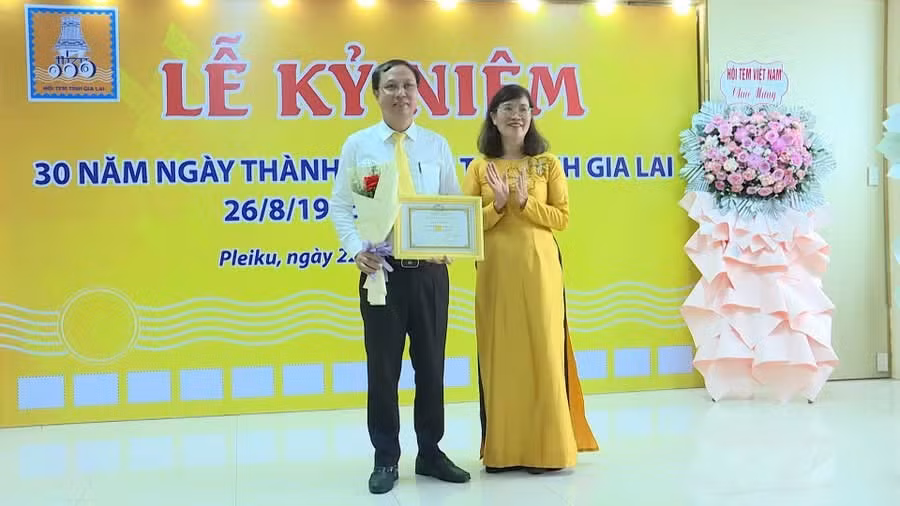 hanh-trinh-30-nam-22giu-lua22-dam-me-tem-buu-chinh-o-gia-lai.jpg