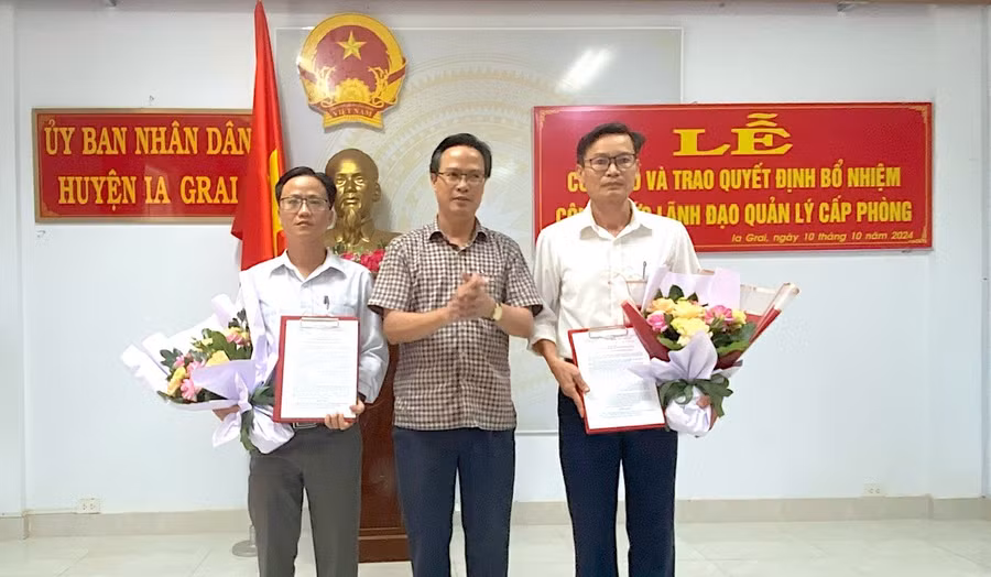 dc-le-ngoc-quy-chu-tich-ubnd-huyen-trao-qd-bo-nhiem-cho-ong-truong-thanh-van-ben-trai-va-ong-tai-van-trung-ben-phai-2234.jpg