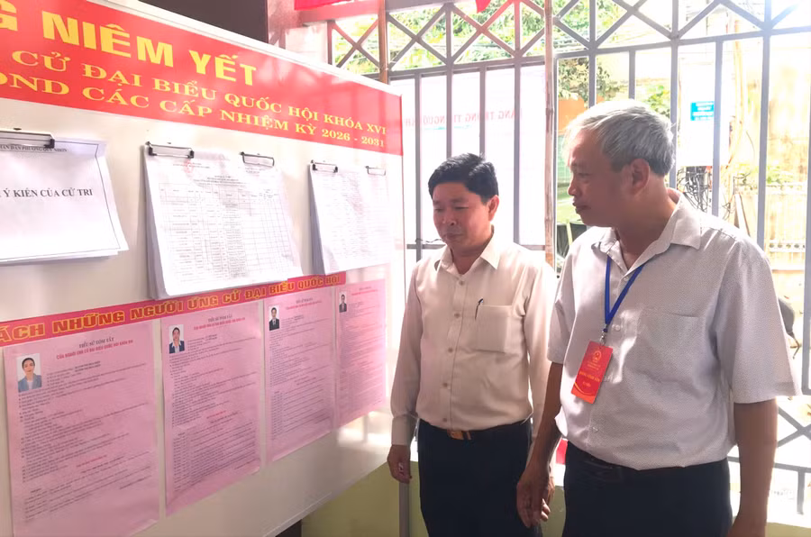 truong-ban-noi-chinh-tinh-uy-dang-vinh-son-kiem-tra-viec-niem-yet-danh-sach-cac-ung-cu-vien-dbqh-va-hdnd-cac-cap-nhiem-ky-2026-2031.jpg