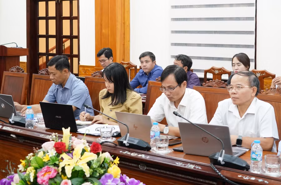 cac-dai-bieu-tham-du-hoi-nghi-tai-diem-cau-ubnd-tinh-gia-lai.jpg