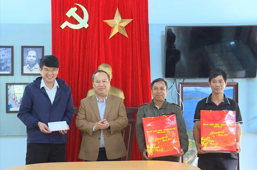 pho-bi-thu-tinh-uy-truong-doan-dbqh-tinh-chau-ngoc-tuan-tang-qua-xa-krong-va-nhan-vien-bao-ve-khu-di-tich-lich-su-can-cu-dia-cach-mang-khu-10-anh-huy-toan.jpg