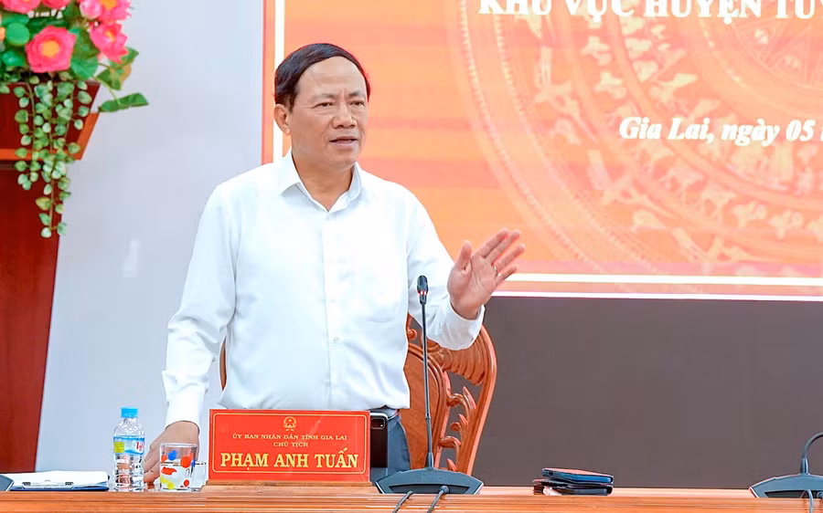 chu-tich-ubnd-tinh-pham-anh-tuan-lam-viec-voi-cac-xa-khu-vuc-tuy-phuoc.jpg