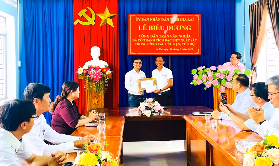bbt-bao-tuoi-tre-trao-danh-hieu-ban-dong-hanh-quanh-toi-de-ghi-nhan-hanh-dong-dung-cam-cua-anh-tran-van-nghia-8015.jpg