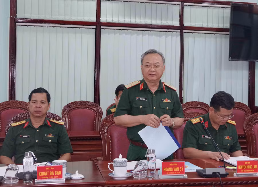 thieu-tuong-hoang-van-sy-tu-lenh-binh-doan-15-phat-bieu-tai-buoi-lam-viec.jpg