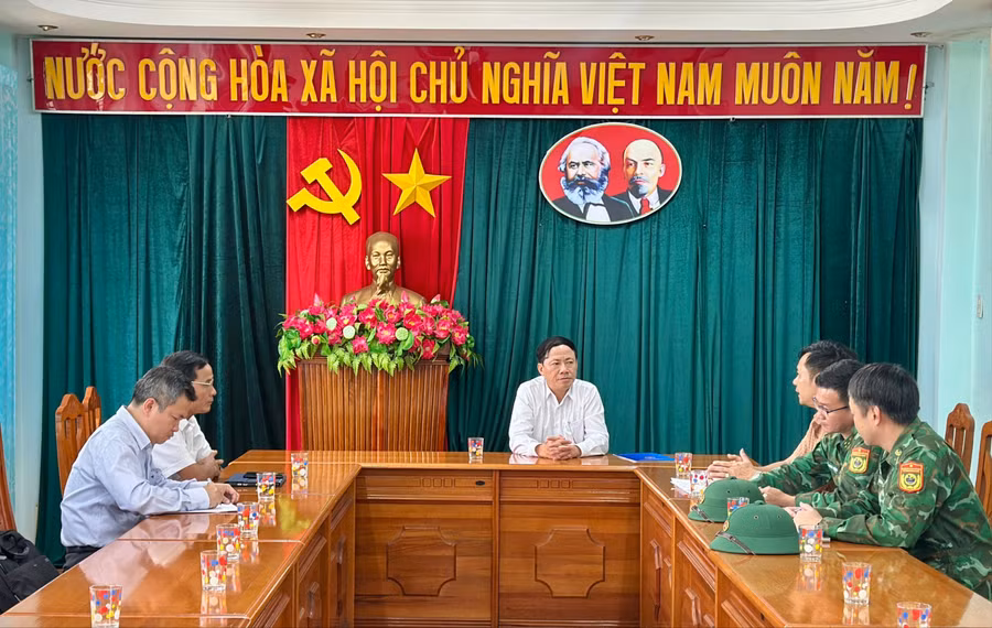 1-chu-tich-ubnd-tinh-pham-anh-tuan-lam-viec-voi-cac-don-vi-chuc-nang-tai-cua-khau-quoc-te-le-thanh-anh-ha-duy.jpg