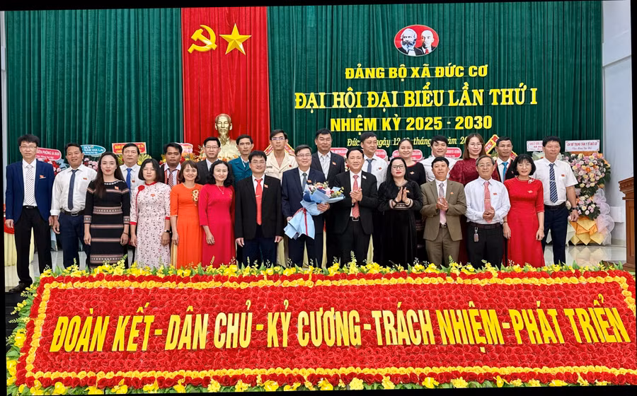 ban-chap-hanh-dang-bo-xa-duc-co-khoa-i-ra-mat-nhan-nhiem-vu-anh-ha-duy.jpg