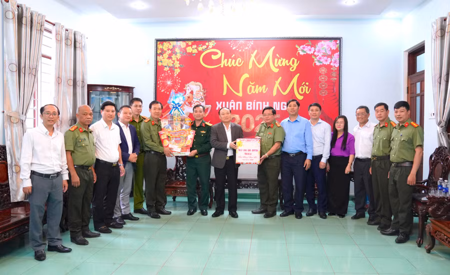 bi-thu-tinh-uy-thai-dai-ngoc-tham-chuc-tet-cong-an-tinh-gia-lai.jpg