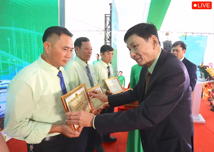 lanh-dao-cong-ty-cp-duong-quang-ngai-tang-giay-khen-cho-25-ho-trong-mia-tieu-bieu-anh-van-ngoc-4371.jpg
