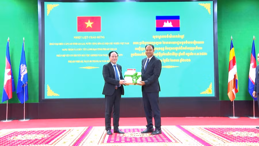 doan-dai-bieu-cap-cao-tinh-gia-lai-tham-chuc-tet-co-truyen-chol-chnam-thmay-tinh-preah-vihear-va-bo-tu-lenh-quan-khu-iv-quan-doi-hoang-gia-campuchia.jpg