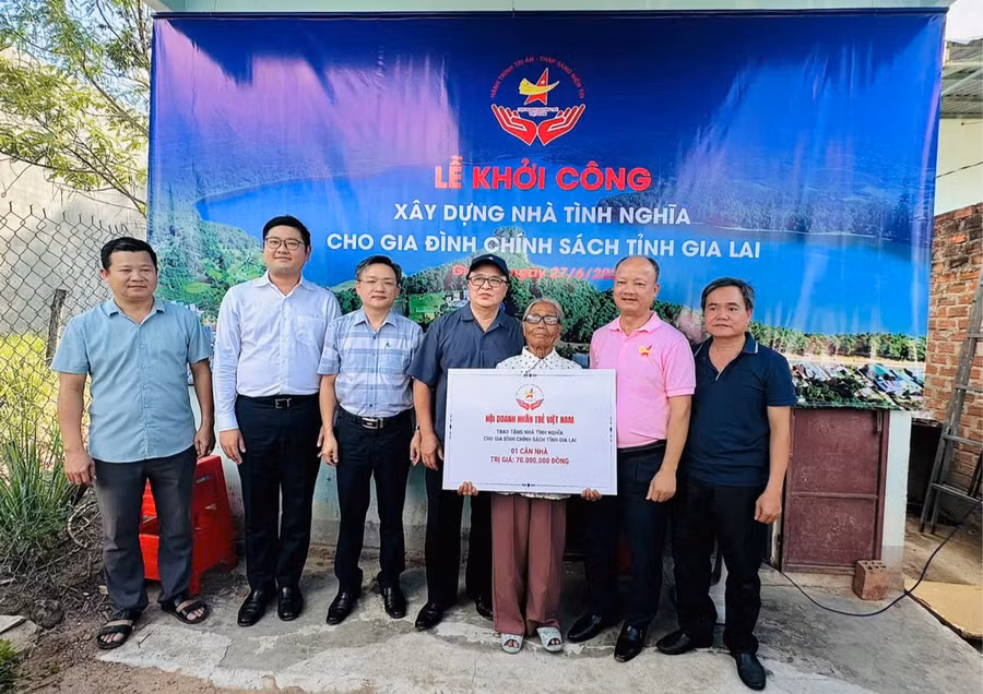 dai-dien-hoi-doanh-nhan-tre-viet-nam-trao-bang-tuong-trung-ho-tro-70-trieu-dong-xay-dung-nha-tinh-nghia-cho-gia-dinh-ba-rmah-hnhip.jpg