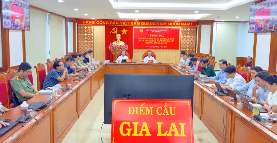 khai-mac-lop-boi-duong-nang-cao-nang-luc-xu-ly-tinh-huong-thuc-tien-doi-voi-doi-ngu-can-bo-co-so.jpg