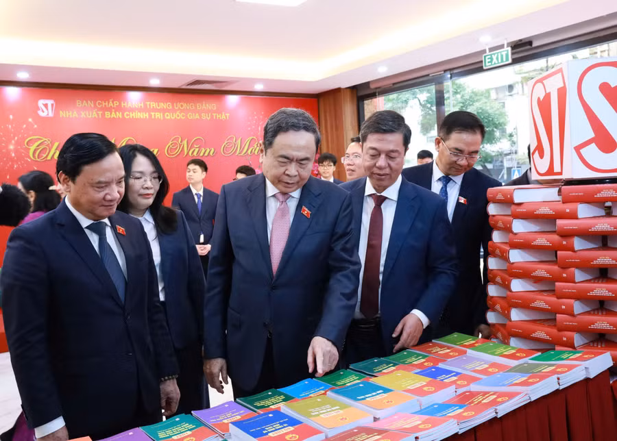 ra-mat-bo-sach-luat-duoc-thong-qua-tai-ky-hop-thu-10-quoc-hoi-khoa-xv.jpg