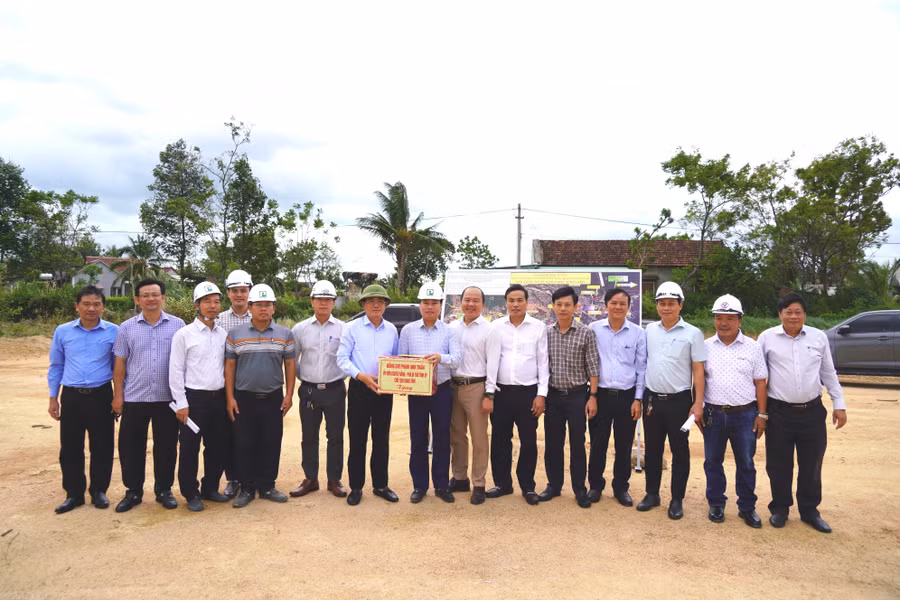 chu-tich-ubnd-tinh-tang-qua-dong-vien-cac-don-vi-thi-cong.jpg