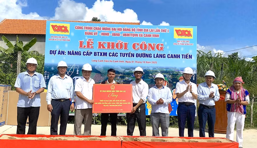 anh-2-trao-tang-thiet-bi-day-hoc-va-do-dung-do-choi-cho-diem-truong-mau-giao-tieu-hoc-canh-tien.jpg