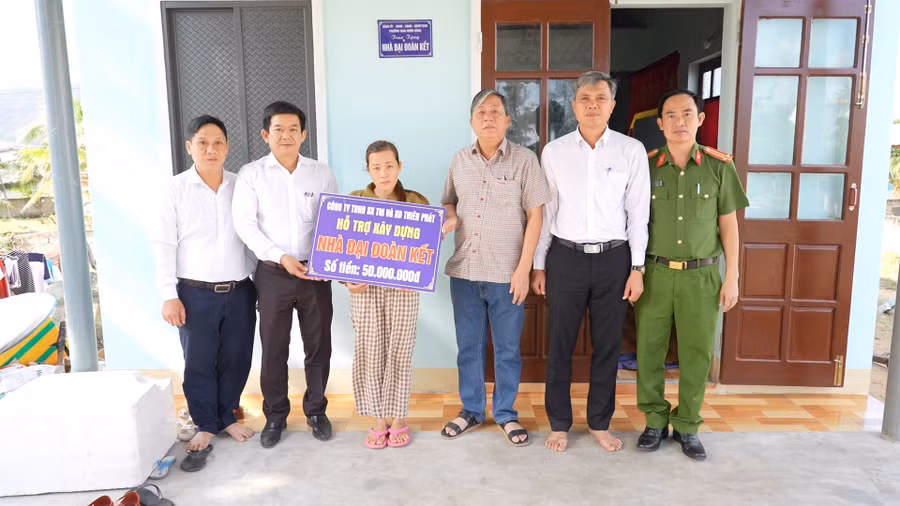 trao-tien-ho-tro-xay-dung-nha-o-cho-gia-dinh-ngu-dan-mat-tich.jpg
