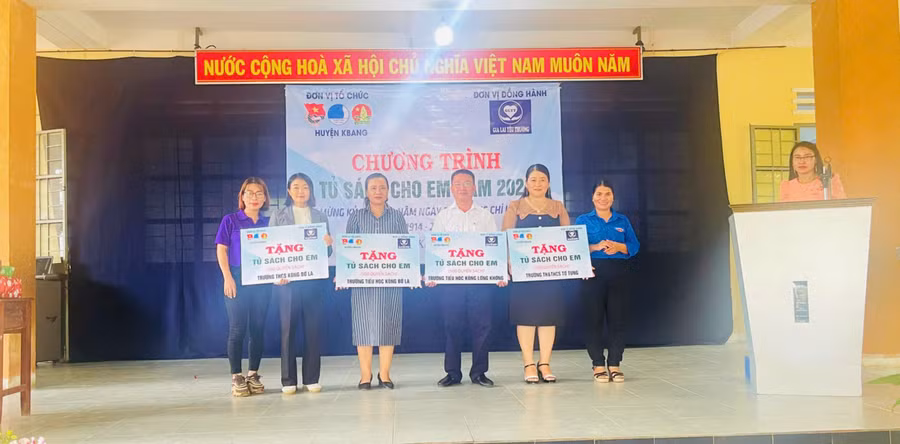 2-huyen-doan-kbang-va-clb-gia-lai-yeu-thuong-trao-tang-4-tu-sach-cho-em-cho-cac-truong-hoc-tren-dia-ban-2165.jpg