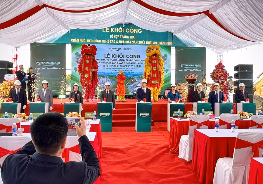 dai-dien-lanh-dao-tinh-va-tap-doan-muyuan-thuc-hien-nghi-thuc-khoi-cong-to-hop-trang-trai-chan-nuoi-heo-cong-nghe-cao-va-nha-may-san-xuat-thuc-an-chan-nuoi-tai-xa-po-to.jpg