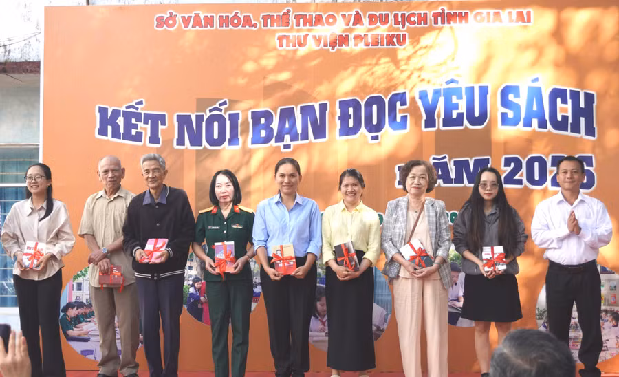 thu-vien-pleiku-bieu-duong-cac-ca-nhan.jpg