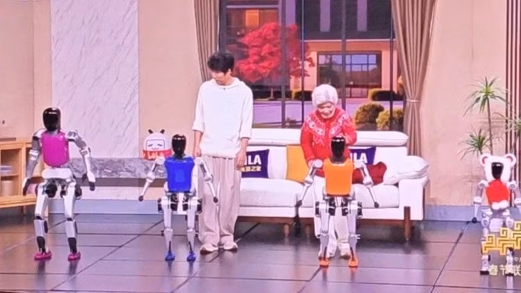 songyan-dua-robot-len-mot-man-kich-tren-san-khau.jpg