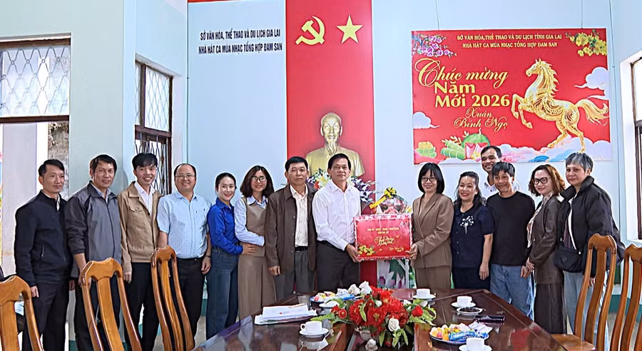 pho-chu-tich-ubnd-tinh-nguyen-thi-thanh-lich-trao-qua-tet-tai-nha-hat-ca-mua-nhac-tong-hop-dam-san.jpg