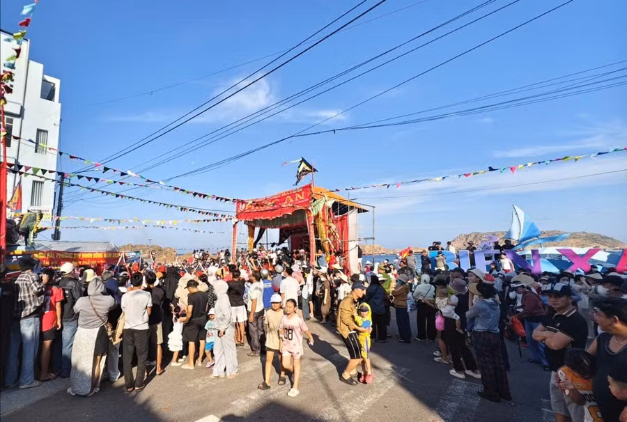 le-hoi-thu-hut-dong-dao-nguoi-dan-va-du-khach-tham-gia.jpg