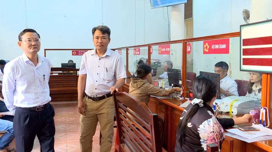 dong-chi-pho-chu-tich-ubnd-tinh-nguyen-tu-cong-hoang-tham-lam-viec-tai-trung-tam-phuc-vu-hanh-chinh-cong-xa-chu-se.jpg