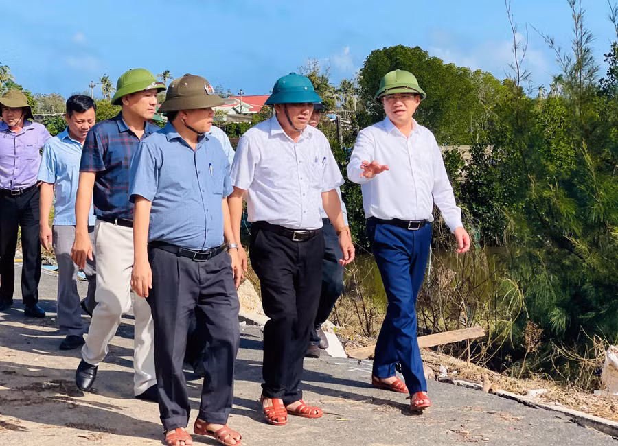 chu-tich-ubnd-tinh-gia-lai-pham-anh-tuan-cung-doan-cong-tac-kiem-tra-tinh-hinh-thiet-hai-do-con-bao-so-13-tai-xa-an-luong.jpg