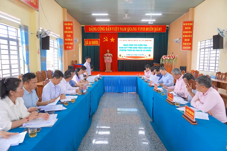 cac-thanh-vien-doan-cong-tac-lien-nganh-lam-viec-tai-ubnd-xa-ia-khuol.jpg