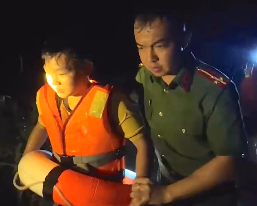 vuot-dong-nuoc-xiet-trong-dem-kip-thoi-dua-gia-dinh-3-nguoi-den-noi-an-toan.jpg