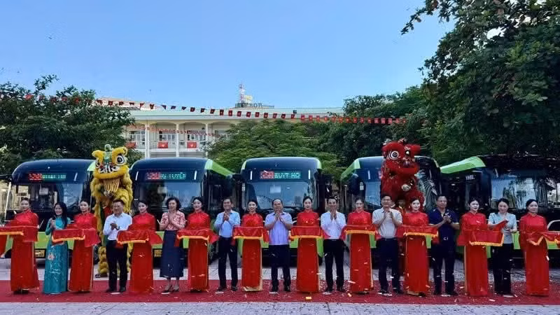 quang-ninh-tien-phong-dua-50-xe-buyt-dien-mien-phi-don-hoc-sinh-den-truong.jpg