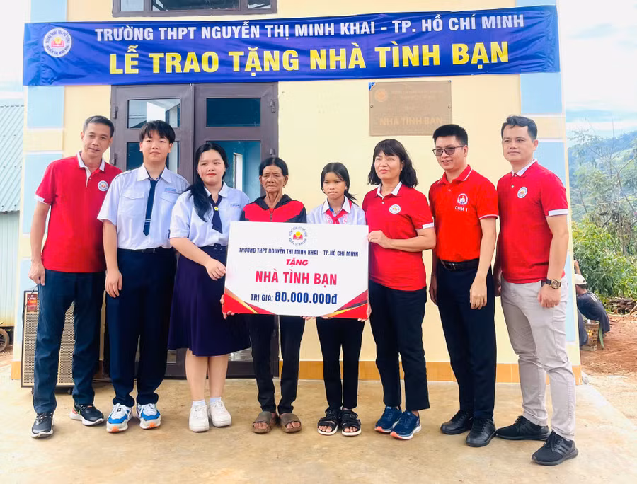quang-canh-le-ban-giao-nha-cho-gia-dinh-em-tem.jpg