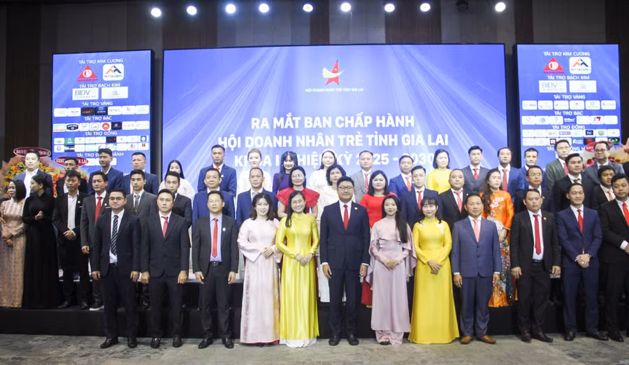 ban-chap-hanh-hoi-doanh-nhan-tre-tinh-gia-lai-khoa-i-ra-mat-nhan-nhiem-vu.jpg