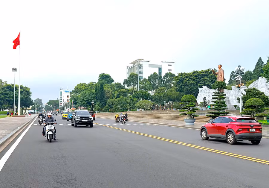 tam-dung-luu-thong-tren-duong-tran-hung-dao-doan-qua-quang-truong-dai-doan-ket-vao-sang-27-7.jpg