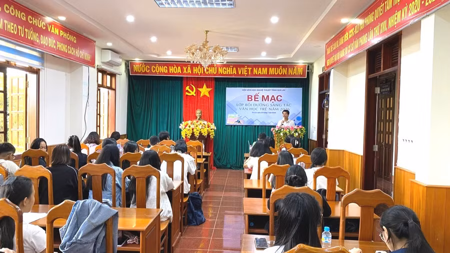 hoi-vhnt-tinh-gia-lai-be-giang-lop-boi-duong-sang-tac-van-hoc-tre-nam-2026-1.jpg