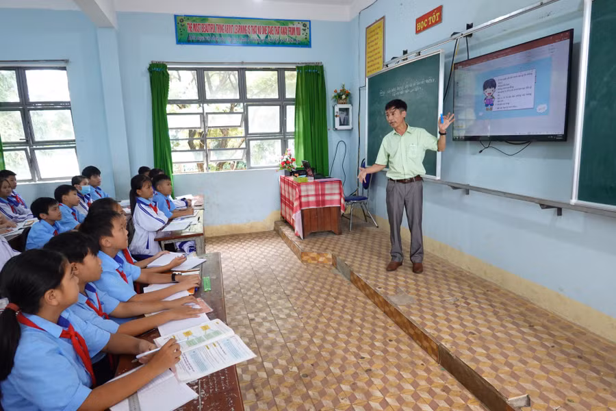 viec-ung-dung-cntt-vao-giang-day-giup-giao-vien-truong-thcs-chu-van-an-huyen-chu-se-tao-nen-nhung-gio-hoc-sinh-dong-cuon-hon-anh-moc-tra.jpg