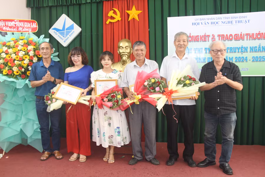 Tác giả Lữ Hồng (thứ 3 từ trái sang) nhận giải tại cuộc thi thơ, truyện ngắn tỉnh Bình Định năm 2024-2025. Ảnh: Vân Phi