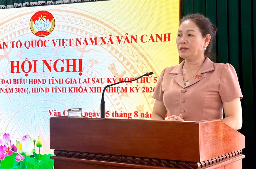 pho-chu-tich-hdnd-tinh-huynh-thuy-van-tiep-xuc-cu-tri-2-xa-van-canh-va-canh-vinh.jpg