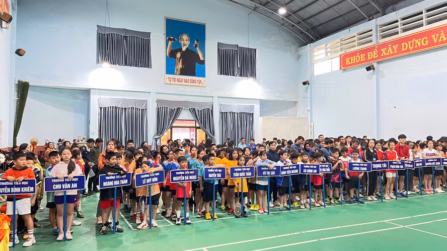 giai-dau-thu-hut-gan-300-van-dong-vien-la-cac-em-hoc-sinh-den-tu-29-don-vi-truong-hoc-tren-dia-ban-thanh-pho.jpg