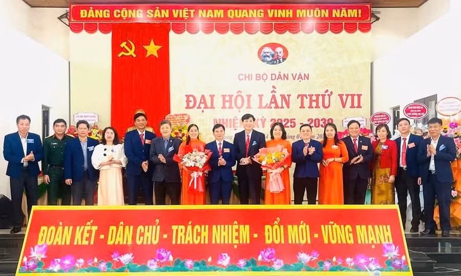 chi-uy-chi-bo-ra-mat-nhan-nhiem-vu.jpg