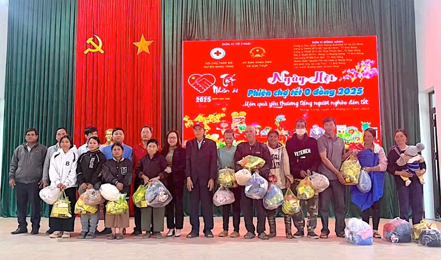 tang-qua-cho-nguoi-ngheo-kho-khan-tai-phien-cho-tet-0-dong-tai-xa-kon-thup-mang-yang-1.jpg