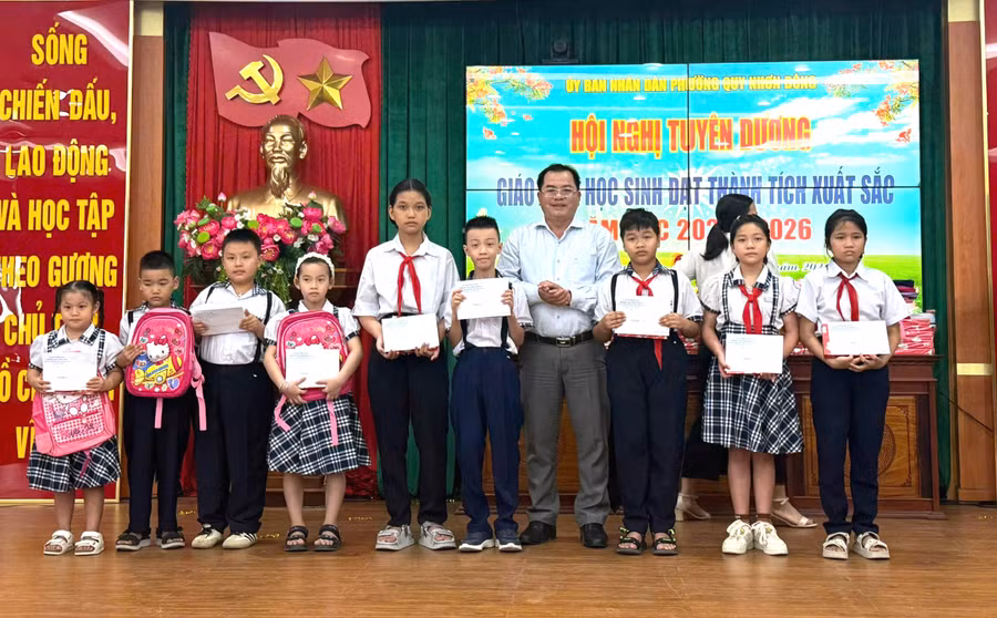 phuong-quy-nhon-dong-khen-thuong-giao-vien-hoc-sinh-dat-thanh-tich-xuat-sac-nam-hoc-2025-2026.jpg