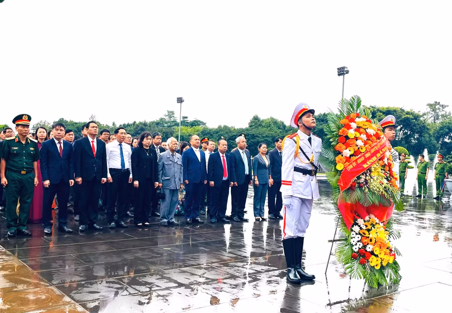 lanh-dao-tinh-dang-hoa-dang-huong-truoc-tuong-dai-bac-ho-voi-cac-dan-toc-tay-nguyen-va-nghia-trang-liet-si-tinh.jpg