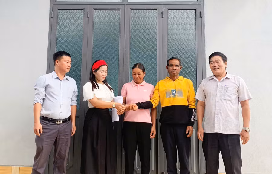 dai-dien-ban-thuong-truc-uy-ban-mttq-viet-nam-huyen-dak-doa-va-cac-don-vi-lien-quan-ban-giao-nha-dai-doan-ket-cho-gia-dinh-ong-hop-thon-a-roh-xa-ia-pet-anh-na.jpg