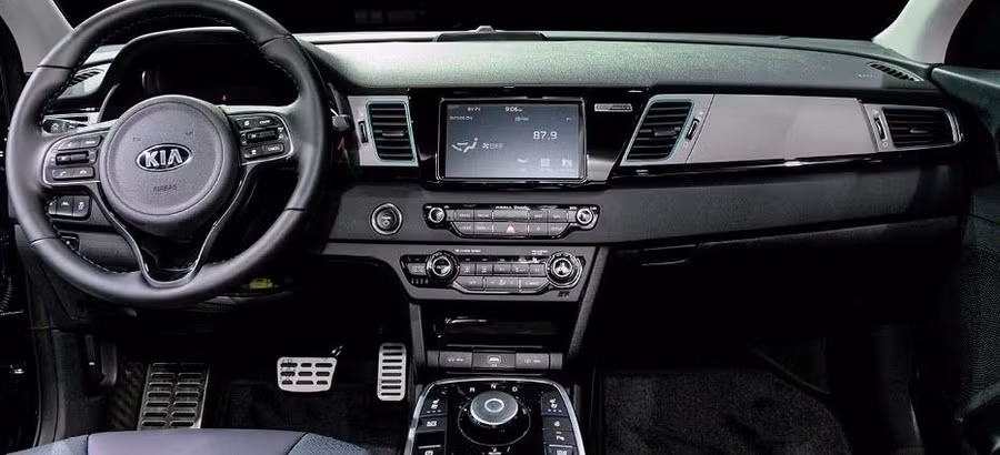 Kia Niro EV sử dụng màn hình cảm ứng 8 inch, vô lăng bọc da ba chấu. Ảnh: S.T