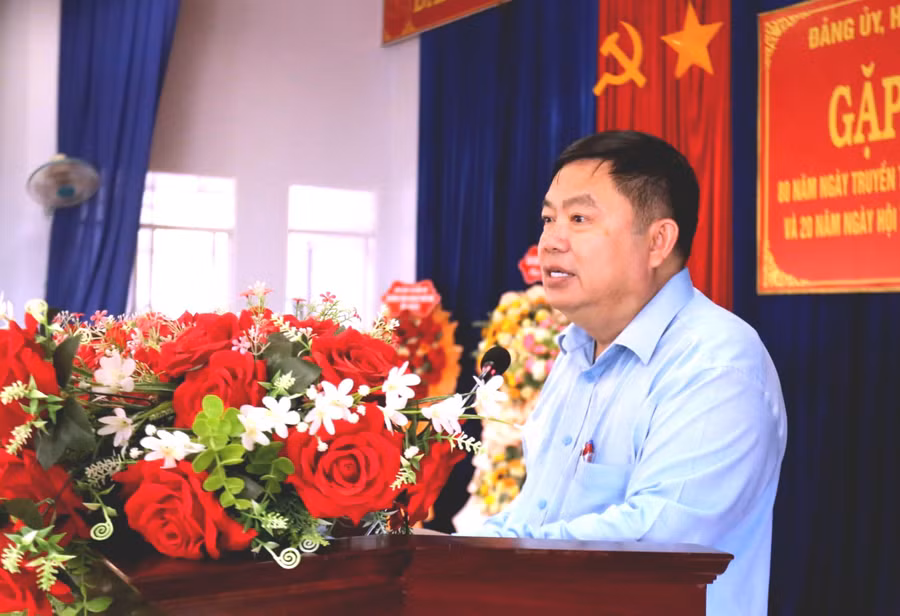 chu-tich-ubnd-xa-bien-ho-trinh-van-sang-bieu-duong-thanh-tich-cua-cong-an-xa-bien-ho-trong-thoi-gian-qua-anh-van-ngoc.jpg
