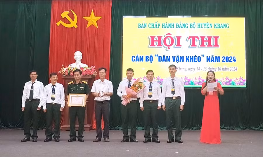 trao-giai-nhat-cho-doi-thi-dang-bo-quan-su-huyen-6923.jpg