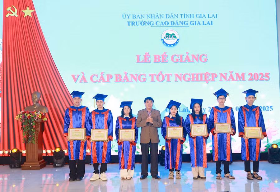 thac-si-pham-van-dieu-hieu-truong-truong-cao-dang-gia-lai-tang-giay-khen-cho-08-sinh-vien-co-thanh-tich-ren-luyen-va-hoc-tap-xuat-sac-trong-dot-tot-nghiep-nay-anh-huynh-hoai-2545.jpg